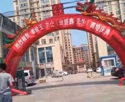 Nhiều người cho biết, nếu không có chữ ly hôn rất to trên cổng vòm, nhiều người còn tưởng rằng đây là một hôn lễ.