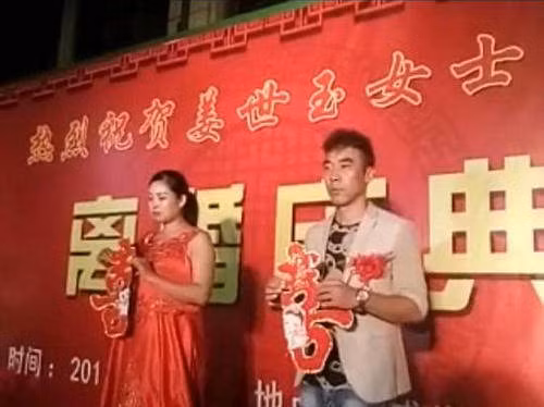 Cap doi to chuc le ly hon hoanh trang hon dam cuoi