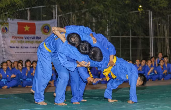 Tình huống một chọi ba đặc sắc của các huấn luyện viên, những người đã theo đuổi môn võ cả chục năm.