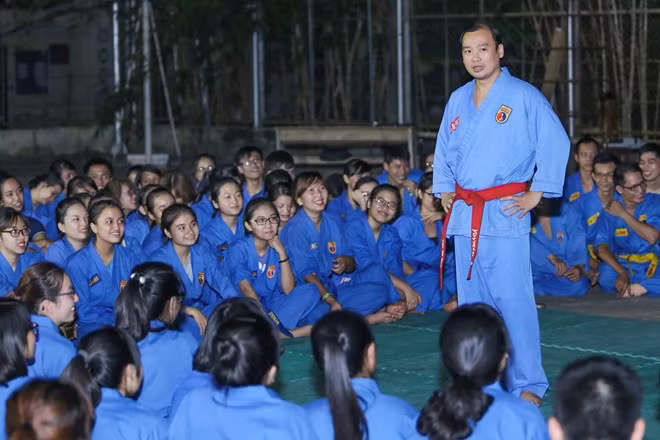 Ông Lê Hải Bình bắt đầu công tác huấn luyện võ thuật cho sinh viên tại Học viện Ngoại giao tối 23/9. Hiện, ông Bình là Phó tổng thư ký Liên đoàn Vovinam Việt Nam, Tổng thư ký Liên đoàn Vovinam Hà Nội, có 10 năm tham gia huấn luyện võ thuật.