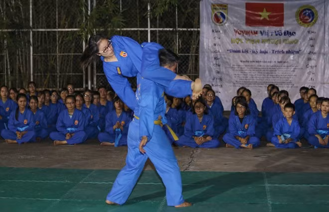 Một pha kẹp cổ đối phương quật ngã xuống đất được các học viên thích thú khen ngợi.