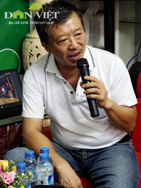 Ông Nguyễn Thanh Quang – chủ trang trại Thực phẩm sạch Ba Vì giới thiệu sản phẩm lợn nuôi Tảo xoắn tươi của mình.