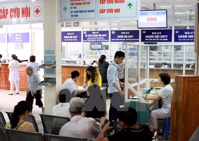 Người dân chờ đến lượt khám bệnh. (Nguồn: TTXVN)