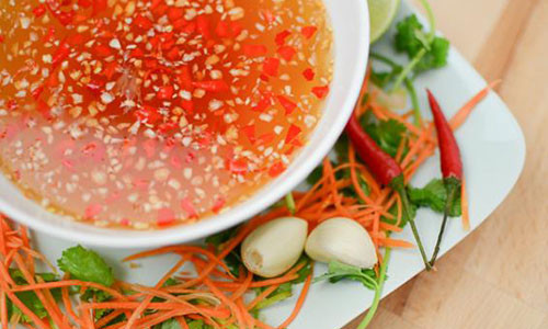 Coi chung ruoc hoa vi dung nuoc mam sai cach