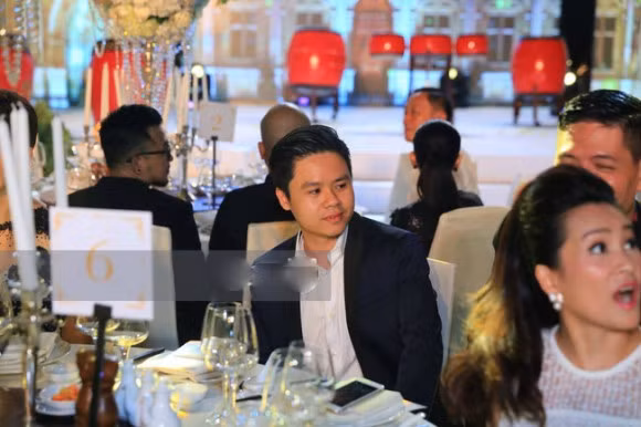 Thế nhưng đến bàn tiệc thì thiếu gia Phan Thành và Bảo Như không ngồi cùng nhau.