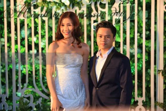 Hôm nay, Phan Thành xuất hiện trong bữa tiệc có sự góp mặt của ngôi sao TVB Hồ Hạnh Nhi. Điều đặc biệt, anh đi tới dự bữa tiệc cùng một cô bạn xinh đẹp. Được biết, cô gái này là Hoa khôi Kiên Giang 2014 Bảo Như. Cả 2 đi cùng 1 xe để đến sự kiện này. Vẫn chưa rõ liệu đây có phải là người tình mới của thiếu gia này hay không. Liệu rằng, sau khoảng thời gian chia tay với Midu, thiếu gia Phan Thành đã tìm được người yêu mới để thay thế. Cả hai cùng đi chung tham gia sự kiện, thế nhưng họ không cùng ngồi chung một bàn mà ngồi riêng, khiến nhiều người còn thắc mắc về chuyện tình của Phan Thành và cô gái này.