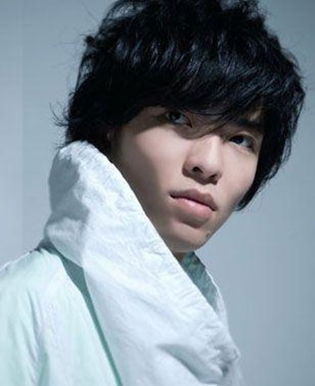 Tiêu Kính Đằng Nam ca sĩ Tiêu Kính Đằng có một nữ quản lý hơn anh 13 tuổi tên là Summer ( Lâm Hữu Huệ). Summer đã nhiều lần dính tin đồn yêu đương với Kính Đằng. Có lẽ nhờ sức mạnh tình yêu mà cô đã dũng cảm đi phẫu thuật thẩm mỹ để xứng đôi với người yêu hơn. Summer đã nâng mũi, thay đổi kiểu tóc và cách ăn mặc. Sau khi thẩm mỹ, người ngoài không thể nhận ra khoảng cách tuổi tác giữa cô và nam ca sĩ.