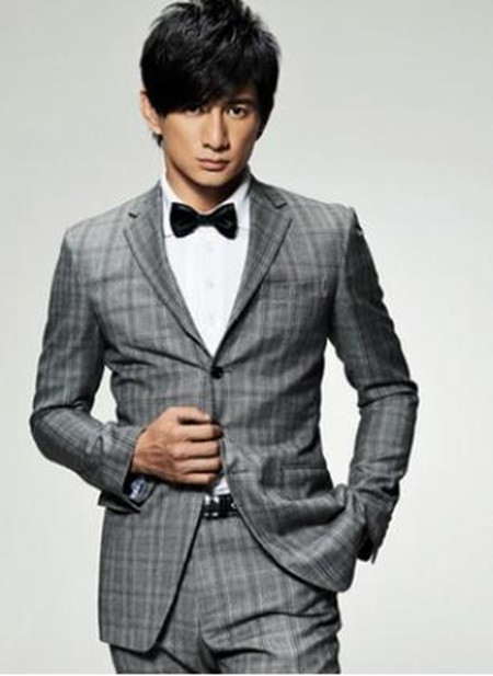 Ngô Kỳ Long Hơn 10 năm trước, nam tài tử Hoa ngữ gặp trở ngại trong sự nghiệp nên chuyển hướng từ Đài Loan sang đại lục phát triển. Từ đó, quản lý Nhậm Nguyệt đã trở thành người phụ nữ đứng sau sự thành công của anh. Thời gian đó, Ngô Kỳ Long liên tiếp nhận được lời mời đóng phim, tên tuổi cũng hot trở lại. Tuy nhiên, việc ly hôn với vợ cũ Mã Nhã Thư đã khiến anh phải lao đao. Khi ấy, vô vàn tin xấu bủa vây Ngô Kỳ Long. Chính Nhậm Nguyệt đã đứng ra chịu mọi công kích thay anh.