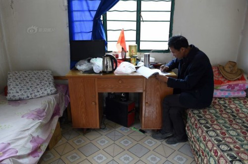 Nhưng Liu không sống theo kiểu nguyên thủy. Trong căn nhà ấm cúng của ông có đèn điện, điện thoại di động. Ngoài chiếc giường cho mình, ông còn có một chiếc nữa đề phòng có khách ở lại qua đêm.