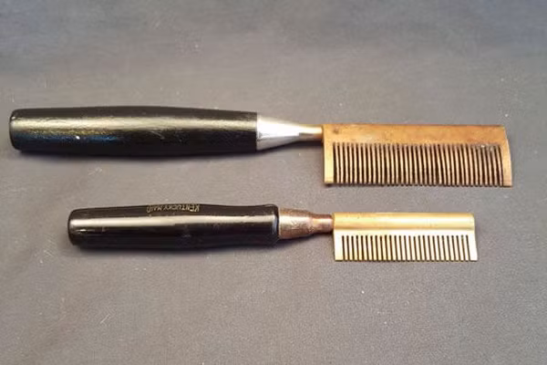 Lược là thẳng tóc Trước khi máy là (duỗi) tóc chạy điện được phát minh, các tín đồ làm đẹp chỉ có thể dùng lược kim loại để duỗi thẳng mái tóc của mình. Phần răng kim loại của chiếc lược đặc biệt này sẽ được làm nóng, sau đó chải lên tóc để giúp tóc thẳng hơn. Được biết, Madam C.J. Walker là người đã biến chiếc lược thành "hot item" tại Mỹ vào đầu thế kỉ 20.