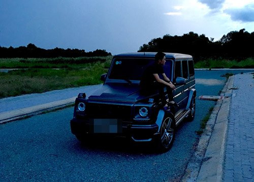 Chiếc Mercedes - Benz G550 AMG với thiết kế hầm hố, mạnh mẽ là chiếc xe được Quốc Cường "yêu" nhất. Chiếc xe này tại Việt Nam có giá khoảng 110.000 USD (khoảng 2,4 tỷ đồng).
