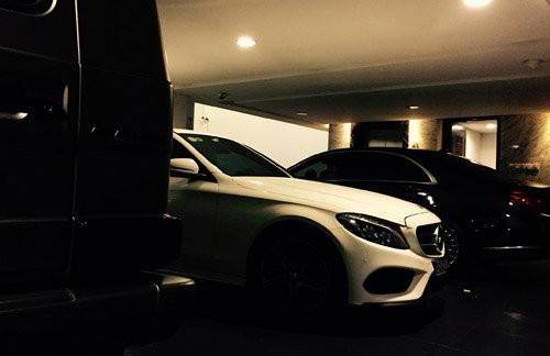 Báo cáo của Quốc Cường Gia Lai khiến nhiều người bất ngờ, nhất là ở hạng mục thu nhập bình quân của các vị trí CEO. Từ trước đến giờ, Phó tổng Giám đốc công ty - doanh nhân Quốc Cường hay còn gọi là Cường Đô La - vẫn được biết đến là một trong những đại gia chịu chơi nhất nhì với sở thích sưu tập các loại siêu xe có giá khủng. Số lượng xe và giá tiền của từng chiếc xe trong gara của chồng cũ ca sĩ Hà Hồ, cho tới nay vẫn khiến những người trong giới chơi xe phải nể phục. Con số lương 12 triệu đồng/tháng của Cường Đô La, khiến nhiều người càng thiết tha muốn "ngó" lại bộ sưu tập "xế" nhiều triệu đô la mà anh từng sở hữu.