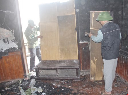 Hiện trường nhiều đồ vật bị thiêu trụi.