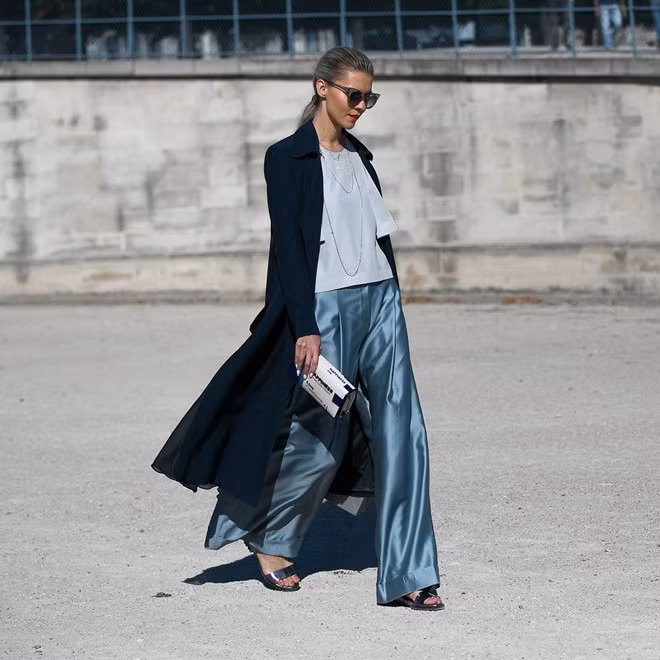 Nếu sở hữu thân hình cao gầy, đừng bỏ qua street style đậm chất “mốt” của Dasha Gold. Kiểu quần palazzo đang “nóng” trong thời điểm này giúp set đồ dạo phố của hot blogger nổi tiếng nước Úc thêm sành điệu.