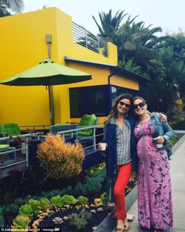 Khách du lịch thường hay ghé qua chụp ảnh với ngôi nhà rực màu nắng và khu vườn xanh tươi trước nhà.