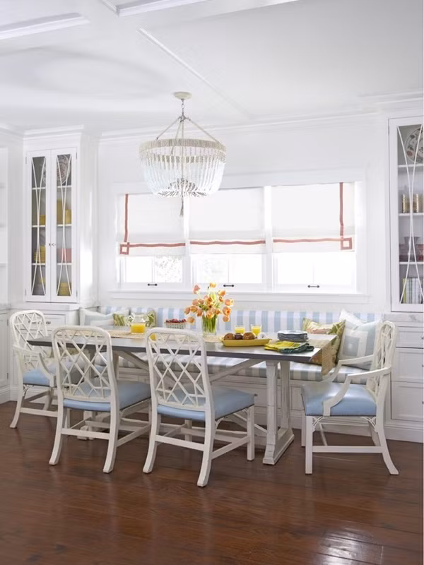 Không được chọn làm màu tường nhưng sắc xanh da trời trong căn phòng này vẫn rất nổi bật trong họa tiết kẻ sọc và ghế ngồi quanh bàn ăn.