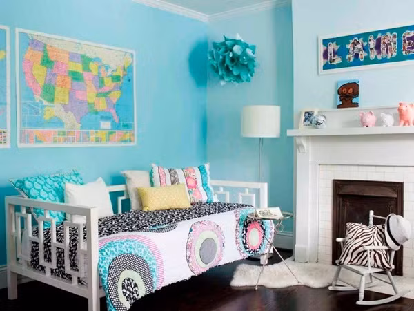 Tươi sáng và nổi bật, bức tường màu xanh Caribbean rất hợp với sự hồn nhiên cần có trong phòng của bé nhưng cũng không quá trẻ con, vẫn có thể giữ lại khi các bé lớn lên.