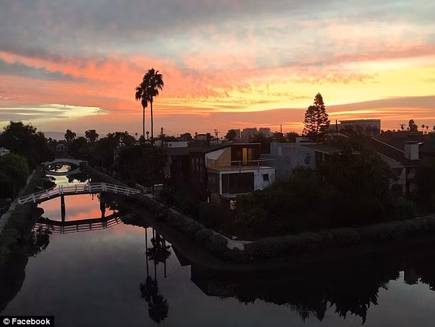 Ngôi nhà màu vàng nổi bật ngay cả khi hoàng hôn buông xuống trên kênh đào.