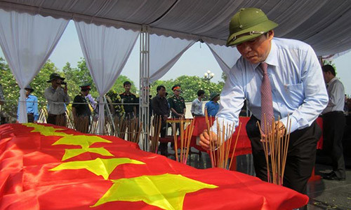 Ông Nguyễn Văn Hùng – Bí thư tỉnh ủy Quảng Trị dâng hương tưởng nhớ các anh hùng liệt sĩ chưa biết tên trong đợt quy tập lần này.