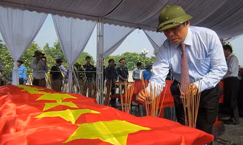 Ông Nguyễn Văn Hùng – Bí thư tỉnh ủy Quảng Trị dâng hương tưởng nhớ các anh hùng liệt sĩ chưa biết tên trong đợt quy tập lần này.