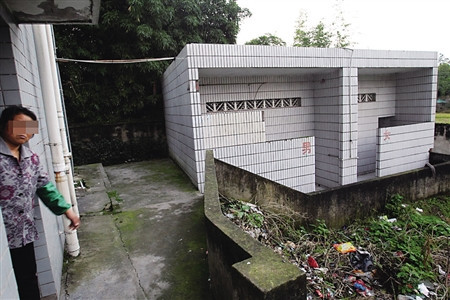 Nhà vệ sinh - nơi tìm thấy em bé sơ sinh bị đẻ rơi.