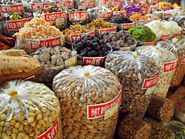 Mua thực phẩm là một khoản bắt buộc phải chi tiêu dịp Tết.