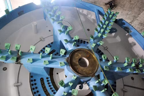 Cận cảnh mũi khoan của robot TBM.