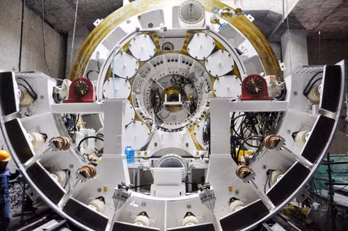 Các công nhân đang lắp phần đầu máy khoan. Robot khoan ngầm TBM sử dụng cho dự án là một tổ hợp máy đào có thể thực hiện được các hạng mục thi công hầm bằng phương pháp cân bằng áp lực đất.