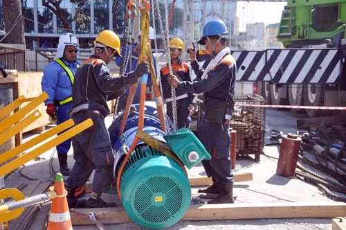 Nhiều thiết bị được vận chuyển xuống lòng đất ở Sài Gòn. Robot TBM được sản xuất từ Nhật và được chuyển về Việt Nam vào tháng 1.2017