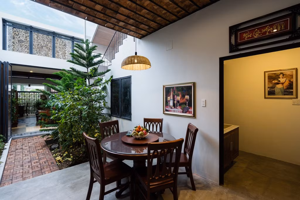 Một bàn ăn ở sảnh mở ra không gian bên ngoài.