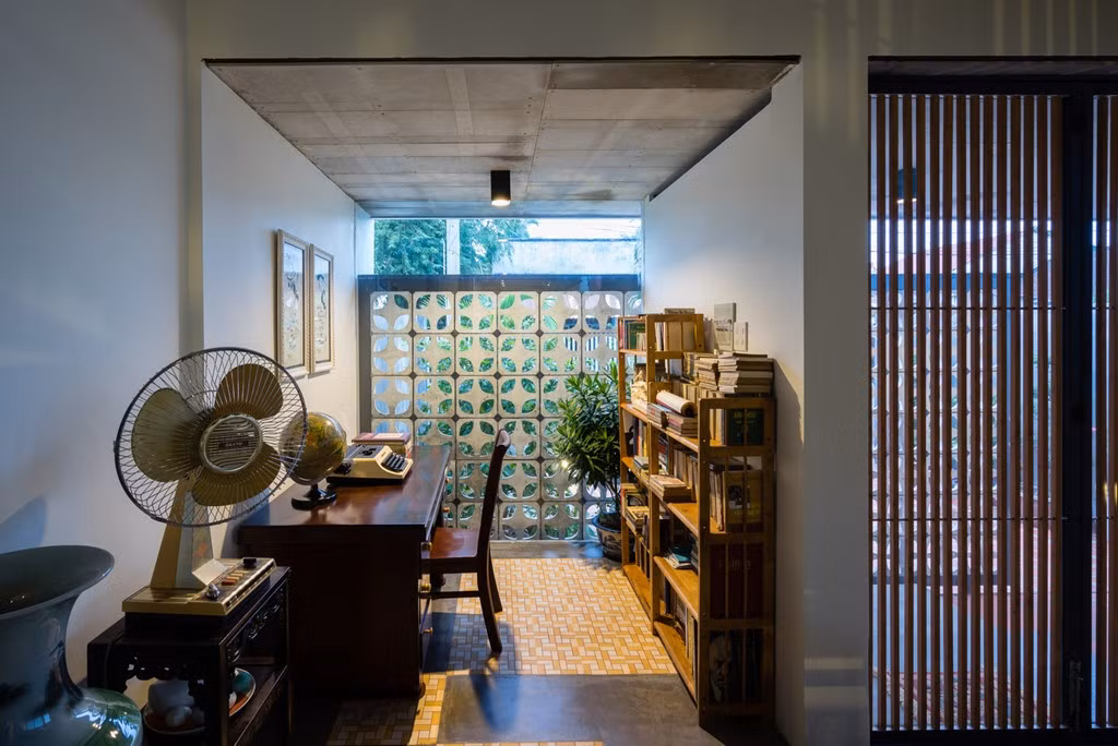 Phòng làm việc nhỏ với nội thất từ thời bao cấp.