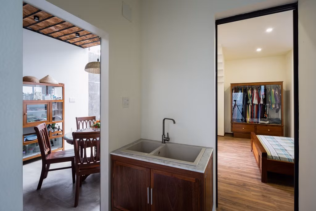 Các kiến trúc sư tận dụng khoảng trống giữa hai phòng để đặt bồn rửa.