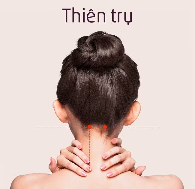 Thiên trụ là hai huyệt nằm sau đầu, giữa tai và đầu cột sống. Massage huyệt này giúp giảm nghẹt mũi, đau mắt và tai, những cơn nhức đầu dữ dội và đau nửa đầu.