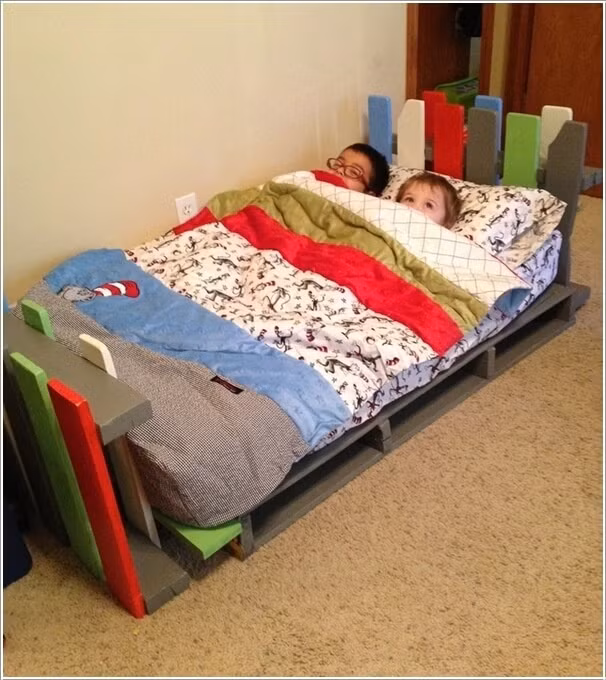 Phòng ngủ của con cũng sẽ không cần chọn việc mua giường vừa tốn kém chi phí vừa không tạo được dấu ấn riêng. Bạn có thể dành thời gian đóng pallet thành giường, sơn màu bắt mắt là đủ để góc nhỏ thêm xinh yêu và tiện ích.