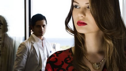 Hen tinh nhan di khach san, vo nhan nham vao may cua chong!