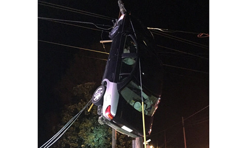 Nhìn nữ tài xế ô tô này ngồi trong chiếc ô tô lơ lửng trên đường dây điện, người ngoài không khỏi thót tim nhưng vì đường điện cao thế rất nguy hiểm nên không ai có thể cứu giúp bà.