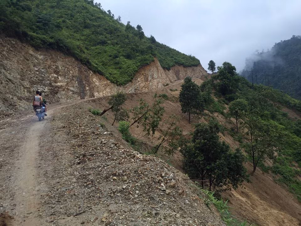 Đi một quãng, lại gặp một tốp chừng 10 người đi ngược hướng chúng tôi. Phải thuyết phục mãi các em mới chịu nói, rất kiệm lời, và tuyệt nhiên không hé lộ tên tuổi mình. Một em trẻ nhất, quê ở tít tắp miền núi Cao Bằng kể: Các em làm cho vợ chồng Hiểu Linh ở Thái Nguyên. Trước khi mưa lũ, họ đã bỏ về quê, chỉ có các em ở trong lán trại với nhau. May mắn là thời điểm lũ quét kinh hoàng, lán của các em vẫn an toàn. Dù chủ vàng còn nợ lương nhưng họ vẫn bỏ về nhà. Hỏi: Có quay trở lại nữa không, các em lí nhí: Sợ lắm rồi, ở nhà làm ruộng với bố mẹ thôi.