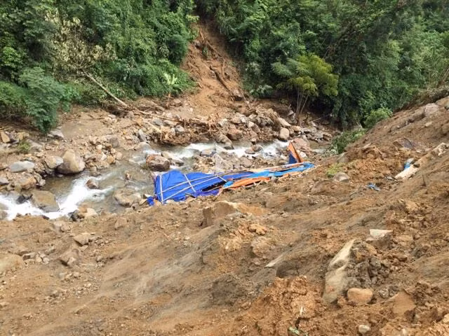 Một lán trại bị lũ cuốn trôi.