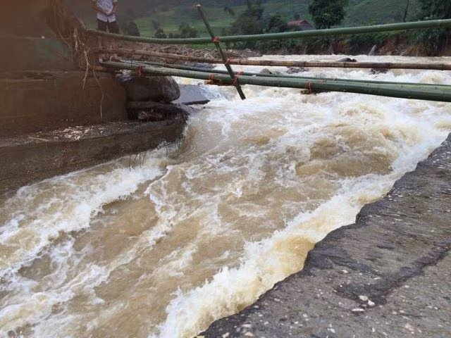 “Muốn biết chuyện phu vàng, phải cắt suối đi vào con đường độc đạo phía trước, con đường dẫn lên Mà Sa Phìn ấy. Mấy hôm nay, ngày nào chả có hàng chục người bỏ chạy về quê” - một người dân cho biết Cạnh UBND xã Nậm Xây có một cây cầu bằng bê tông cốt thép nhưng đã bị lũ đánh sập. Mấy ngày trước, nước lớn, chảy xiết, chả ai dám lội qua con suối này cả. Hôm nay, người ta ghép tạm mấy thân cây làm cầu.