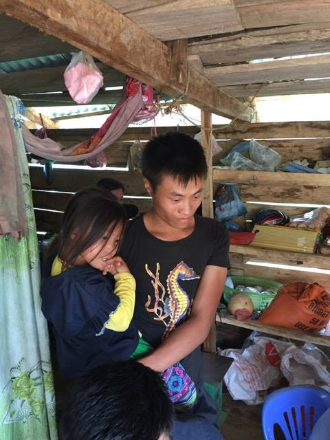 13h, mưa trắng trời, nước ừng ực tuôn về từ thượng nguồn, chúng tôi ghé vào một quán nhỏ ven đường mua thêm ít nước, ăm tạm bát mì gói để chuẩn bị cho hành trình đi bộ vào thung lũng chết Mà Sa Phìn. Chủ quán tầm 20 tuổi, tên Triệu Tòn Nhất (thôn Phù Lá, xã Nậm Xây) bảo: Chết nhiều lắm, chính mắt em nhìn thấy hơn 20 thi thể phu vàng được đưa qua đây, thời gian chủ yếu là từ chiều cho đến 12 giờ đêm.