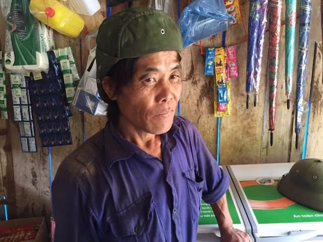 Ông Giàng A Khua cho biết, được thuê 2 triệu đồng cho 8 tiếng đi bộ để khiêng các phu vàng ra bên ngoài.