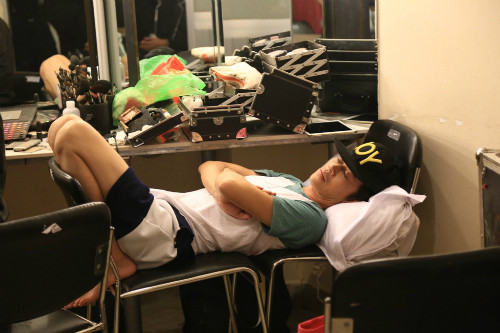Khoảnh khắc tranh thủ chợp mắt của danh hài Hoài Linh sau giờ ghi hình.