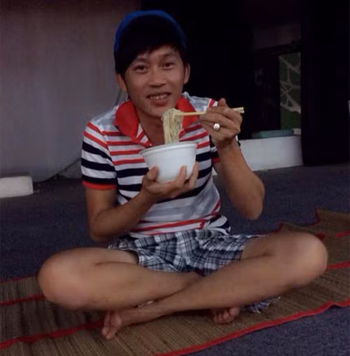 Khoảnh khắc cực kỳ giản dị của Hoài Linh khi đang ngồi khoanh chân ăn mỳ kèm chú thích: “Ăn để sống, chứ đâu phải sống để ăn. Ăn mà tinh thần thoải mái thì món gì chả ngon, cần gì cao lương mỹ vị”.