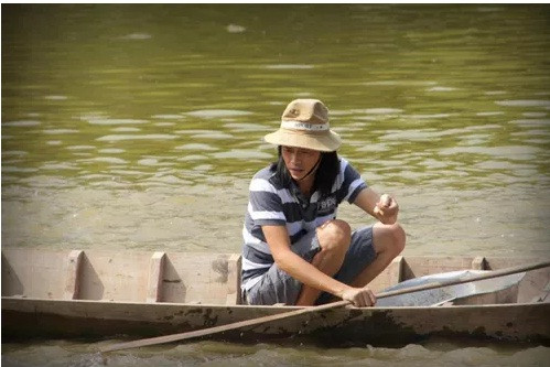 Trong khi đó, các em ruột của Hoài Linh như Dương Triệu Vũ hay Phương Trang lại rất biết "tận hưởng" cuộc sống giàu sang của mình thì Hoài Linh lại chọn cho mình cuộc sống "quê mùa" giản dị và dân dã.