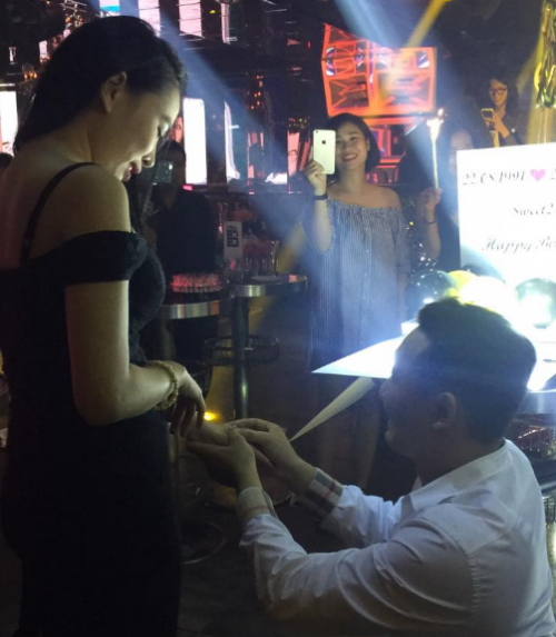 Chàng trai quỳ xuống cầu hôn bạn gái.