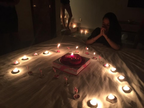 Đêm 22/8 khi nhận được lời cầu hôn của bạn trai thì cô gái đã vỡ òa trong cảm xúc, không nói nên lời khi thấy hộp quà bằng bóng bay, một vài ảnh của hai người trong suốt 2 năm yêu nhau. Cô đã đồng ý lời cầu hôn của bạn trai và cả hai ôm chầm lấy nhau trong niềm hạnh phúc vô bờ.