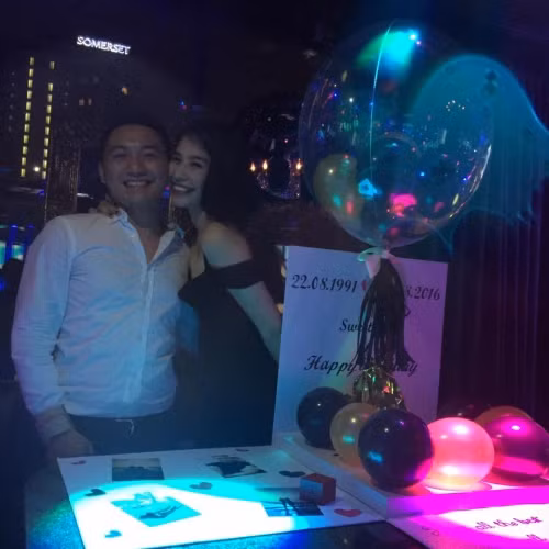 Chỉ ít giờ được đăng tải trên mạng xã hội, màn cầu hôn lãng mạn của cặp đôi này đã được bạn bè và đông đảo người dùng mạng chia sẻ bày tỏ sự ghen tị và chúc phúc cho họ. Nhanh chóng danh tính của cặp đôi có màn cầu hôn khiến nhiều người ghen tị này được chia sẻ. Cô gái có tên Trần Thu Trà và chàng trai là Duy Anh.