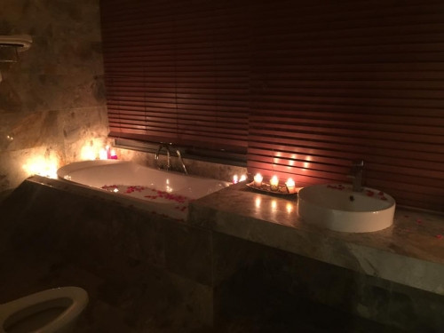 Hoa hồng cũng được rải đều.