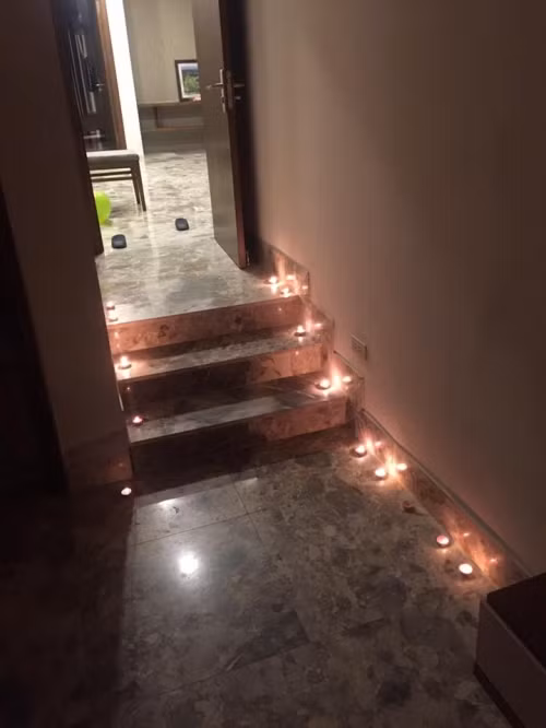 Những ánh nến lung linh được đặt ở lối đi.