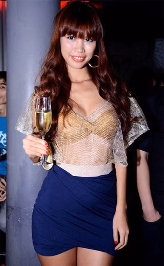 Siêu mẫu Hà Anh chọn nhầm áo ngực khi mặc áo voan xuyên thấu.